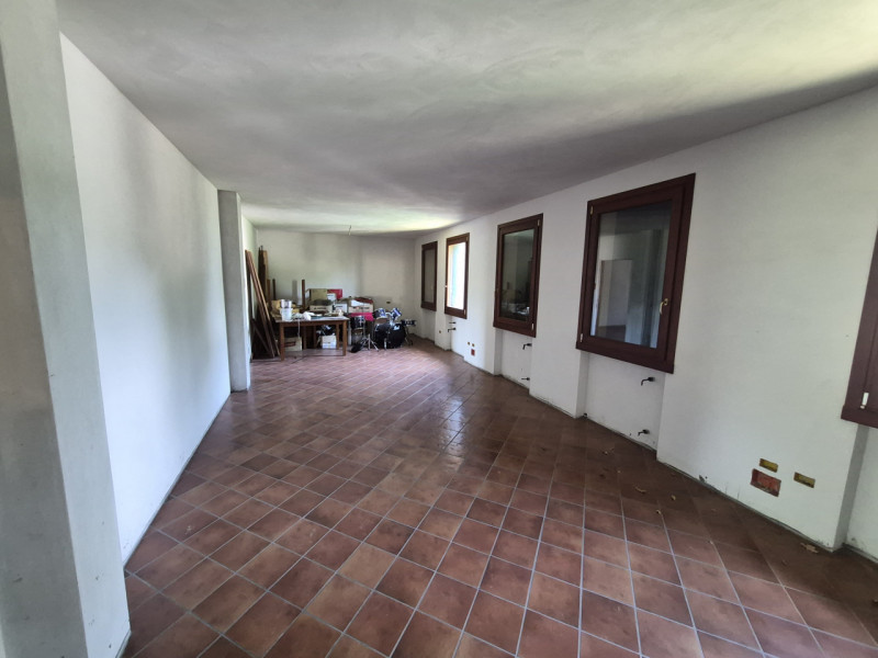 Vo' (PD), nella splendida Frazione di Boccon con piacevole vista panoramica, proponiamo in Vendit...