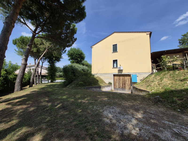 Vo' (PD), nella splendida Frazione di Boccon con piacevole vista panoramica, proponiamo in Vendit...