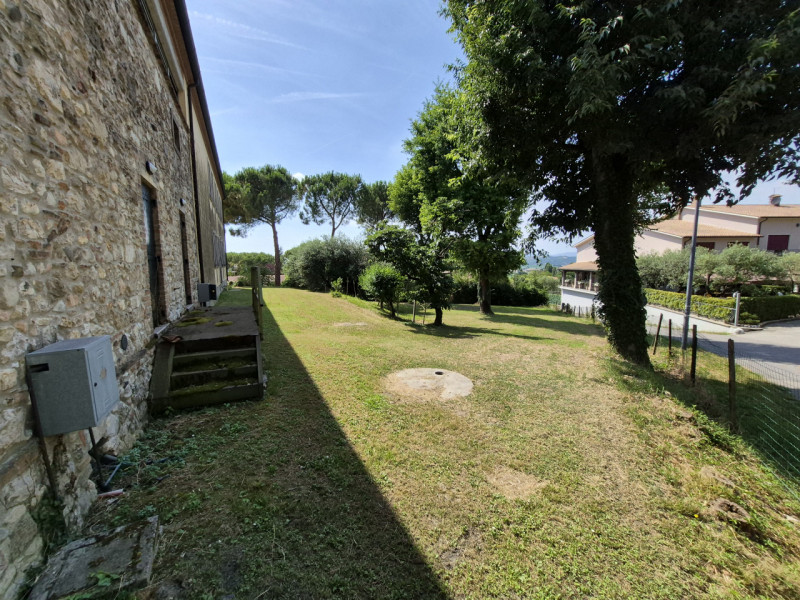 Vo' (PD), nella splendida Frazione di Boccon con piacevole vista panoramica, proponiamo in Vendit...