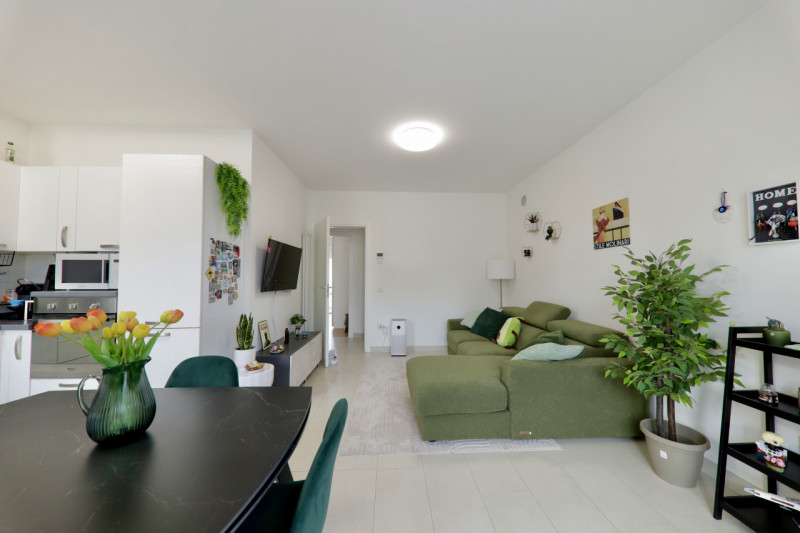 COMPOSIZIONE:
Proponiamo in vendita appartamento al primo piano composto da zona living con cucin...