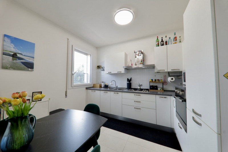 COMPOSIZIONE:
Proponiamo in vendita appartamento al primo piano composto da zona living con cucin...