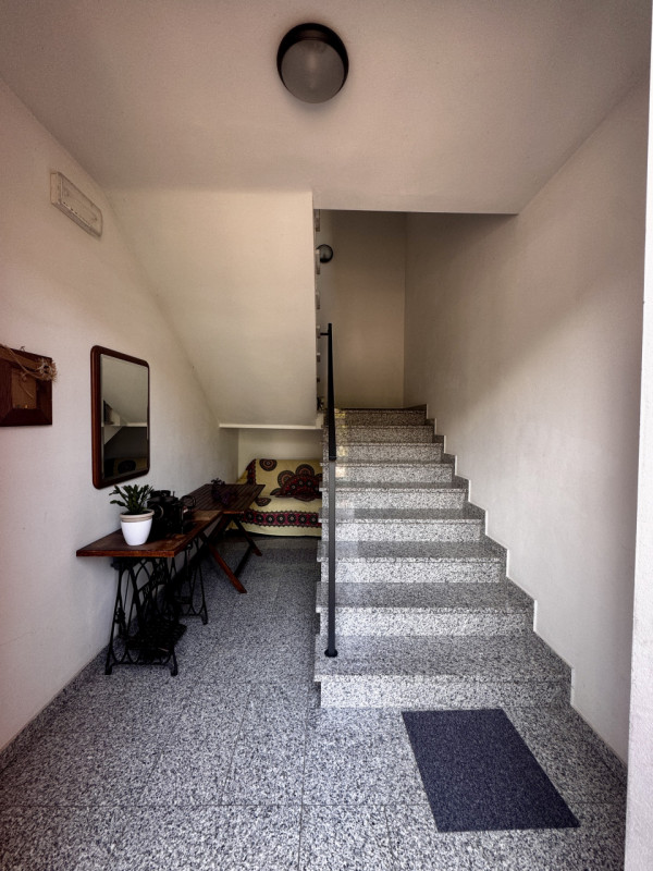 COMPOSIZIONE:
Proponiamo in vendita appartamento al primo piano composto da zona living con cucin...