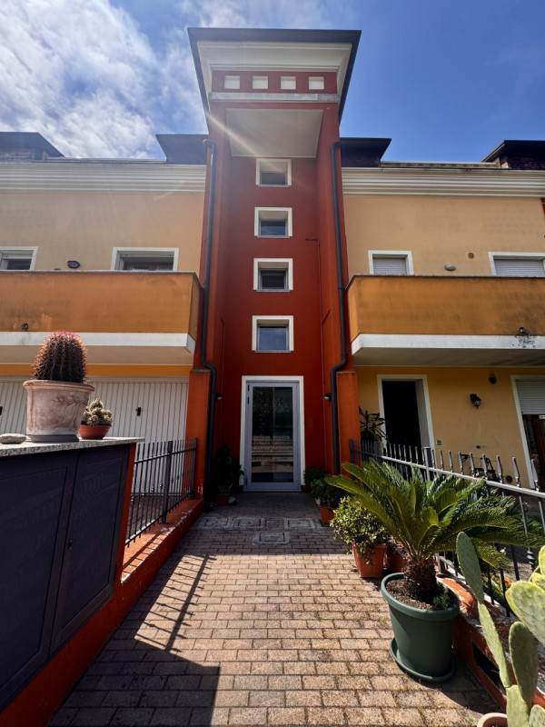 COMPOSIZIONE:
Proponiamo in vendita appartamento al primo piano composto da zona living con cucin...