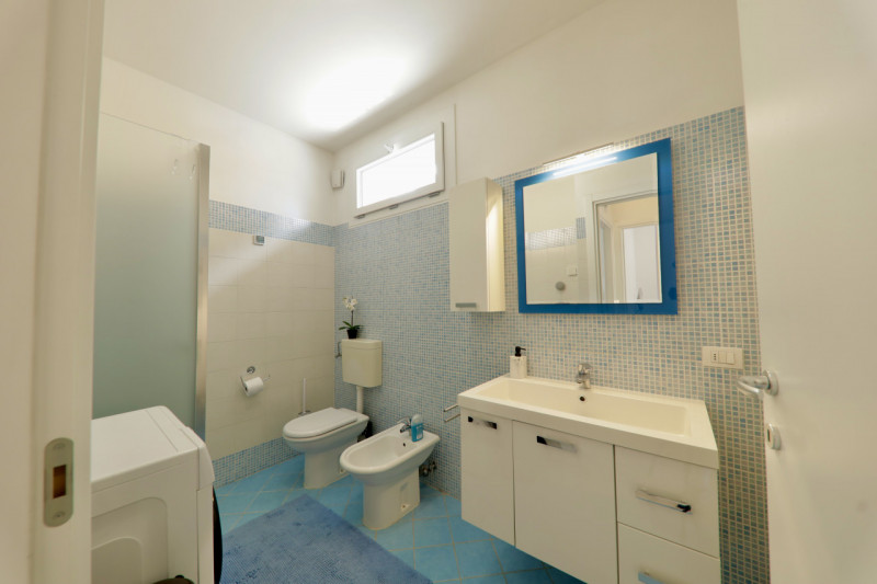 COMPOSIZIONE:
Proponiamo in vendita appartamento al primo piano composto da zona living con cucin...