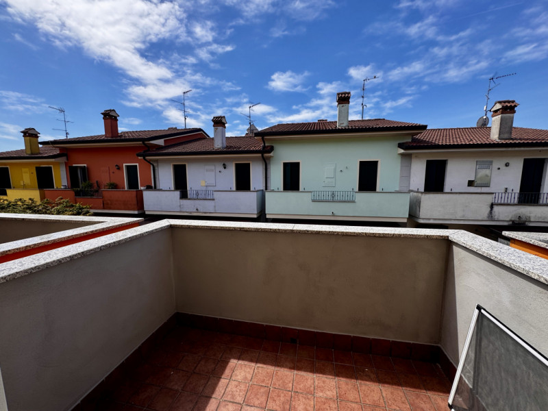 COMPOSIZIONE:
Proponiamo in vendita appartamento al primo piano composto da zona living con cucin...