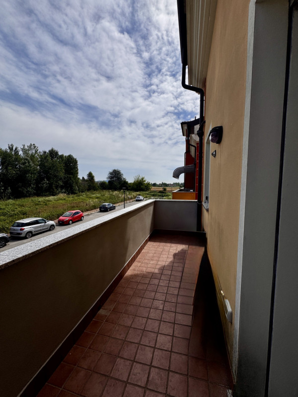 COMPOSIZIONE:
Proponiamo in vendita appartamento al primo piano composto da zona living con cucin...
