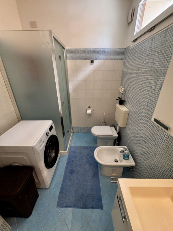 COMPOSIZIONE:
Proponiamo in vendita appartamento al primo piano composto da zona living con cucin...