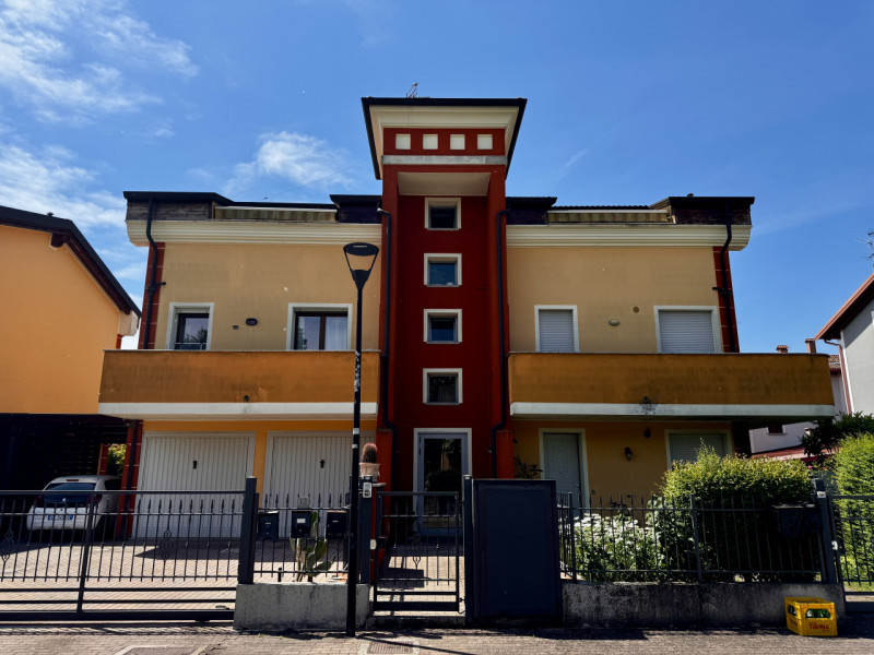 COMPOSIZIONE:
Proponiamo in vendita appartamento al primo piano composto da zona living con cucin...
