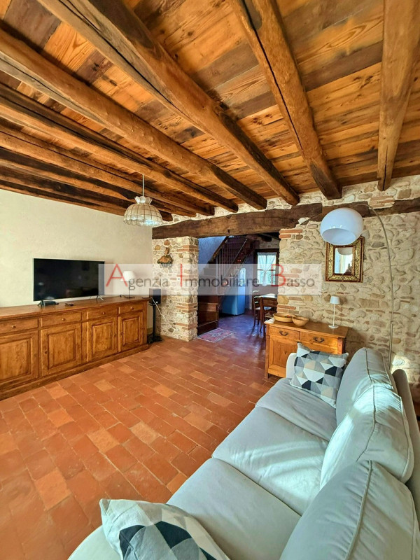 CASTELCUCCO - Proponiamo in vendita un prestigioso rustico casale situato nel signorile contesto ...
