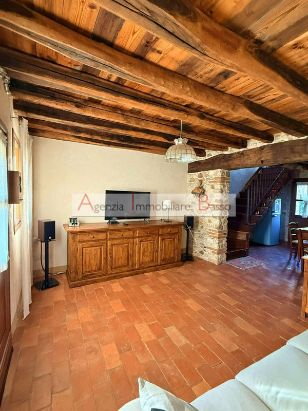 CASTELCUCCO - Proponiamo in vendita un prestigioso rustico casale situato nel signorile contesto ...