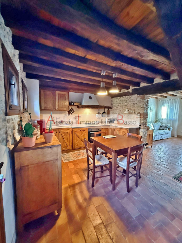 CASTELCUCCO - Proponiamo in vendita un prestigioso rustico casale situato nel signorile contesto ...