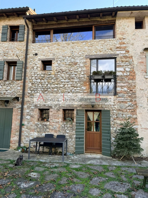 CASTELCUCCO - Proponiamo in vendita un prestigioso rustico casale situato nel signorile contesto ...