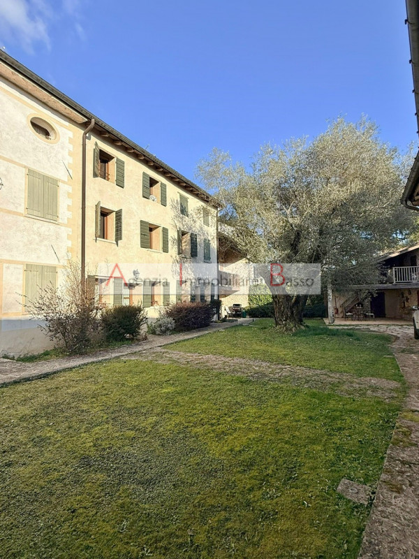 CASTELCUCCO - Proponiamo in vendita un prestigioso rustico casale situato nel signorile contesto ...