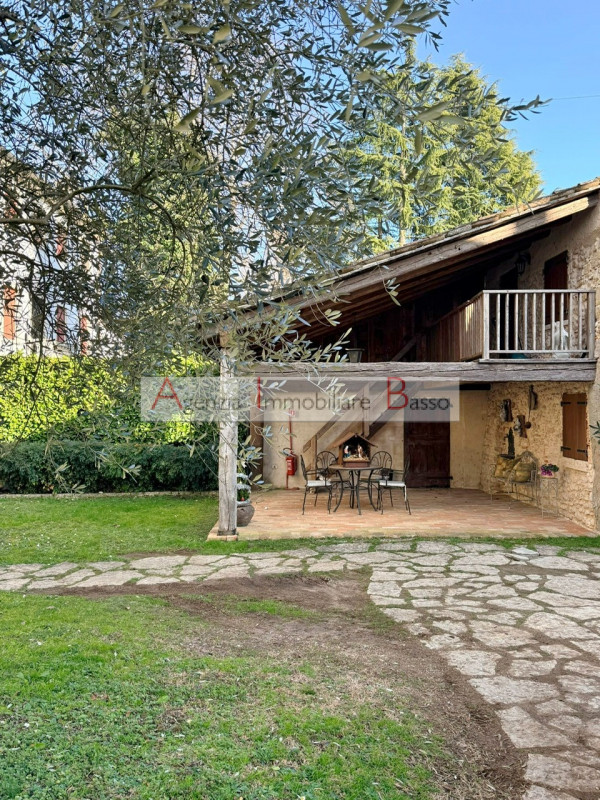 CASTELCUCCO - Proponiamo in vendita un prestigioso rustico casale situato nel signorile contesto ...