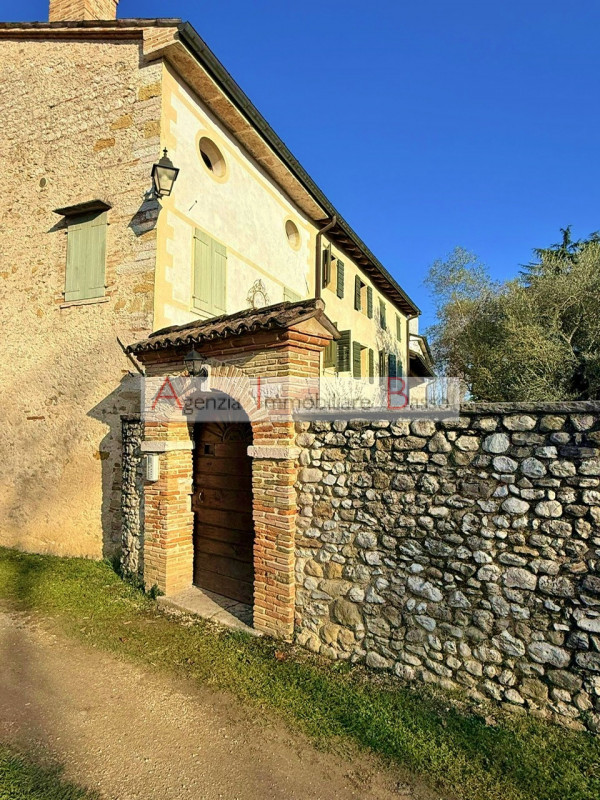 CASTELCUCCO - Proponiamo in vendita un prestigioso rustico casale situato nel signorile contesto ...
