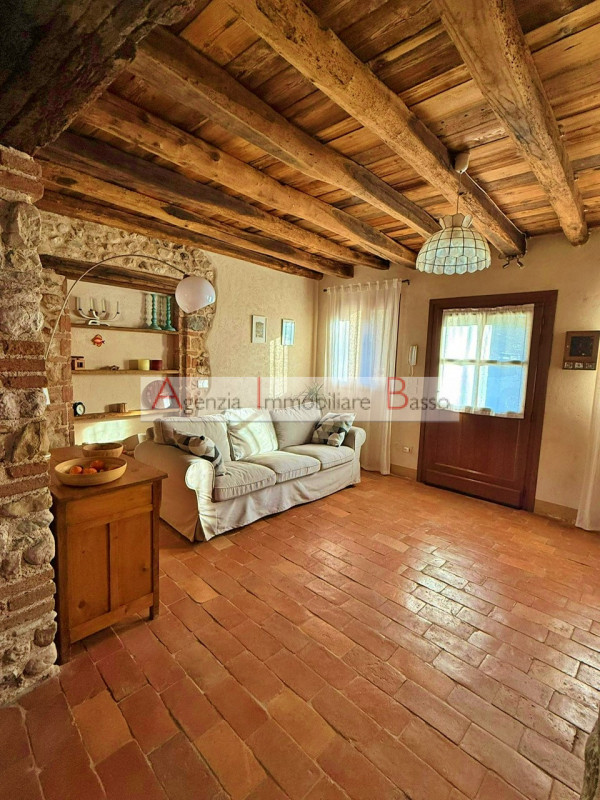 CASTELCUCCO - Proponiamo in vendita un prestigioso rustico casale situato nel signorile contesto ...