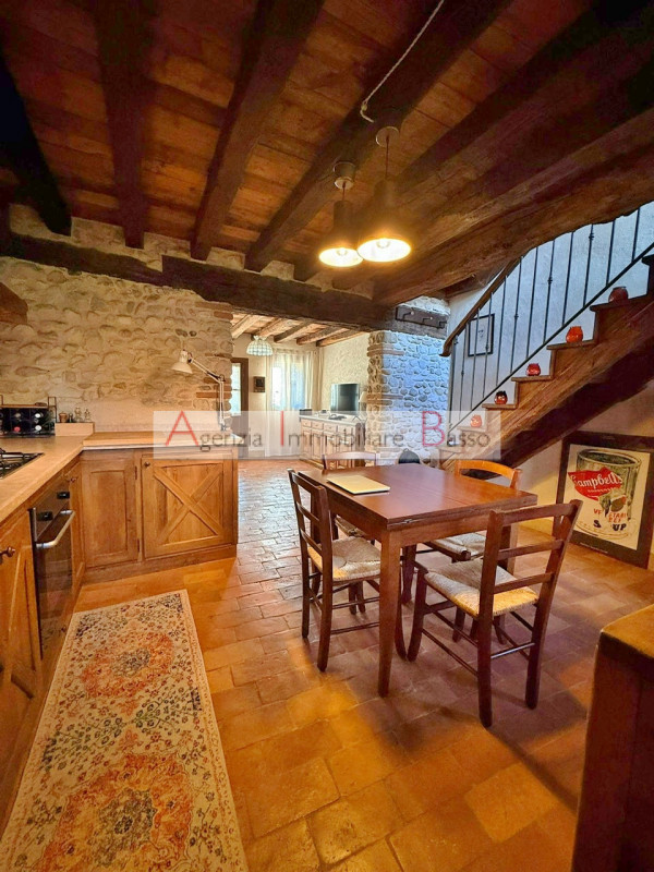 CASTELCUCCO - Proponiamo in vendita un prestigioso rustico casale situato nel signorile contesto ...