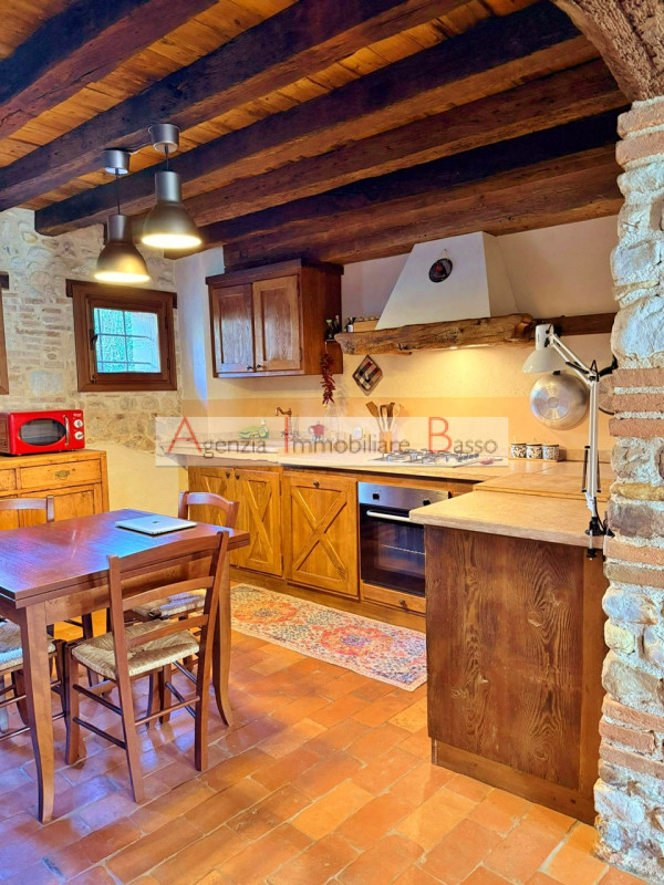 CASTELCUCCO - Proponiamo in vendita un prestigioso rustico casale situato nel signorile contesto ...