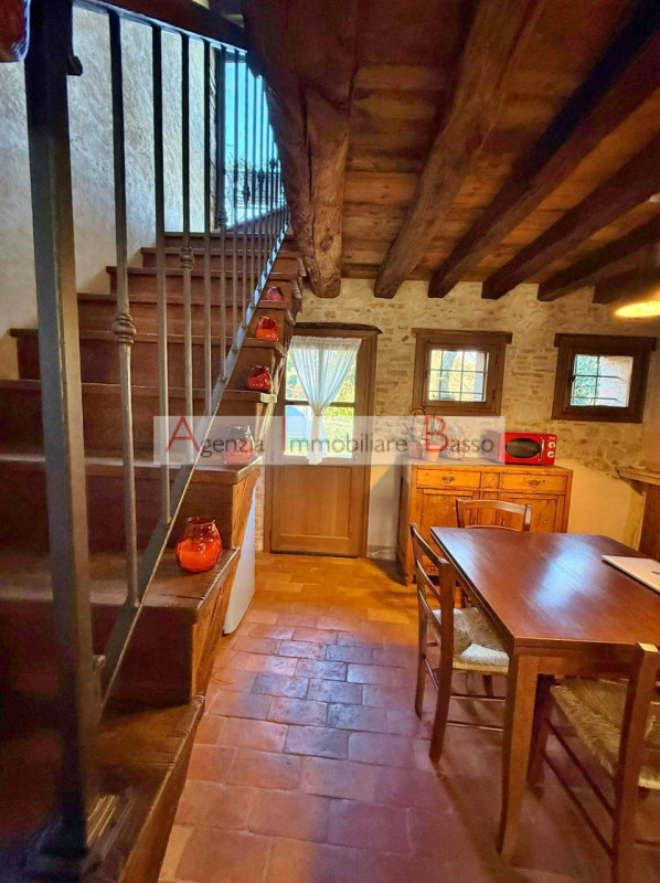 CASTELCUCCO - Proponiamo in vendita un prestigioso rustico casale situato nel signorile contesto ...