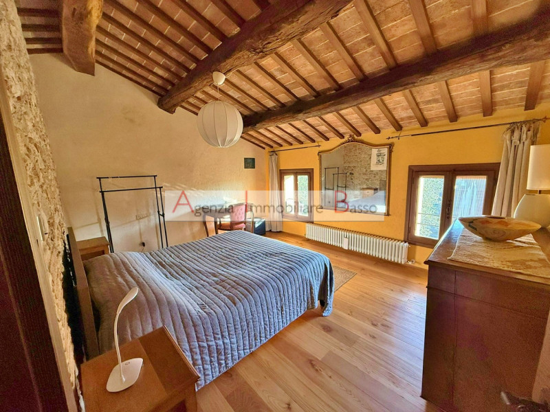CASTELCUCCO - Proponiamo in vendita un prestigioso rustico casale situato nel signorile contesto ...