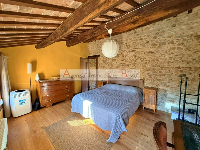 CASTELCUCCO - Proponiamo in vendita un prestigioso rustico casale situato nel signorile contesto ...