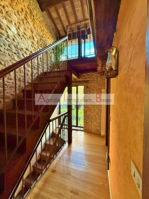 CASTELCUCCO - Proponiamo in vendita un prestigioso rustico casale situato nel signorile contesto ...
