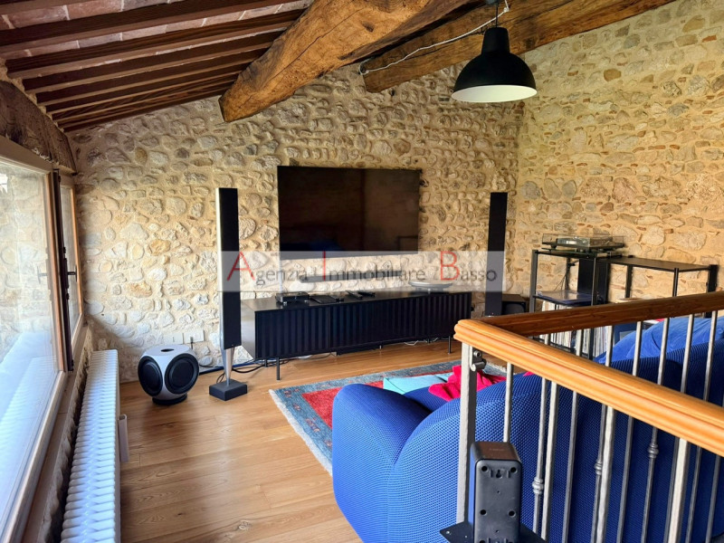 CASTELCUCCO - Proponiamo in vendita un prestigioso rustico casale situato nel signorile contesto ...