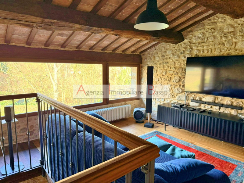 CASTELCUCCO - Proponiamo in vendita un prestigioso rustico casale situato nel signorile contesto ...