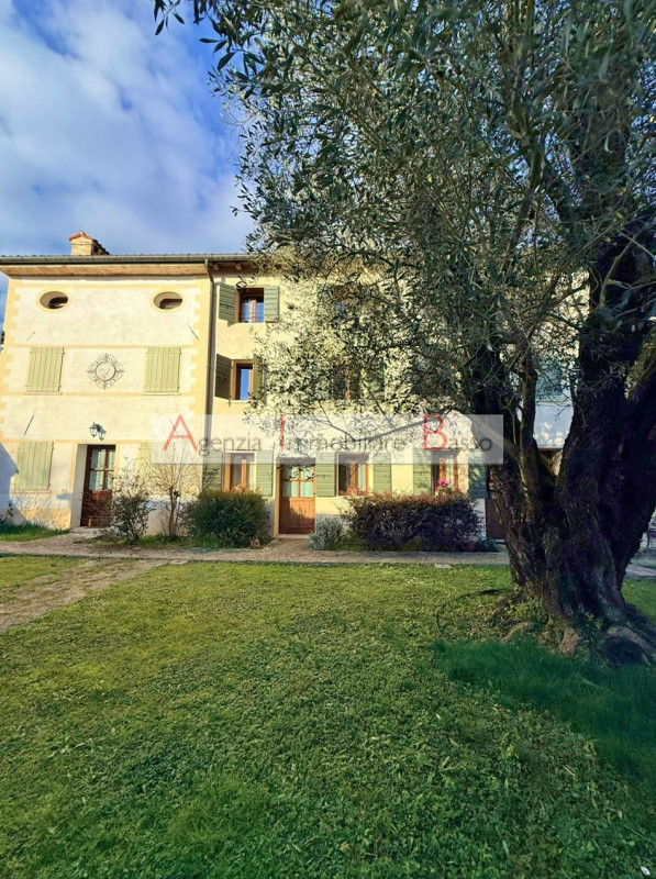 CASTELCUCCO - Proponiamo in vendita un prestigioso rustico casale situato nel signorile contesto ...