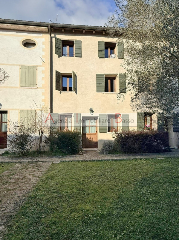 CASTELCUCCO - Proponiamo in vendita un prestigioso rustico casale situato nel signorile contesto ...