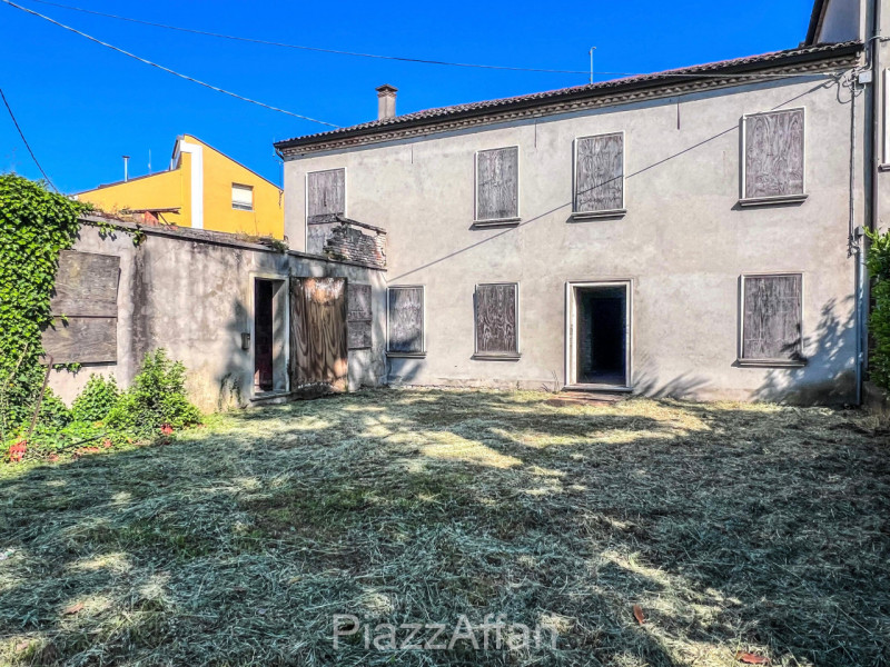 In pieno centro storico, in una delle vie più prestigiose della città e fuori dalla ZTL, fabbrica...