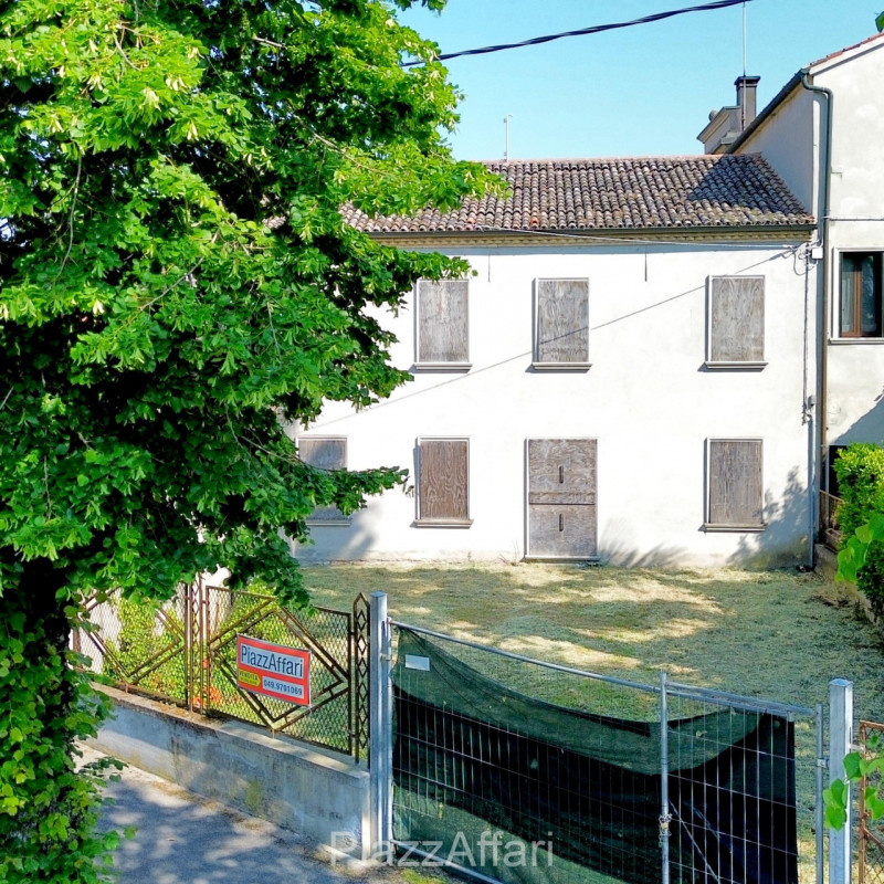 In pieno centro storico, in una delle vie più prestigiose della città e fuori dalla ZTL, fabbrica...
