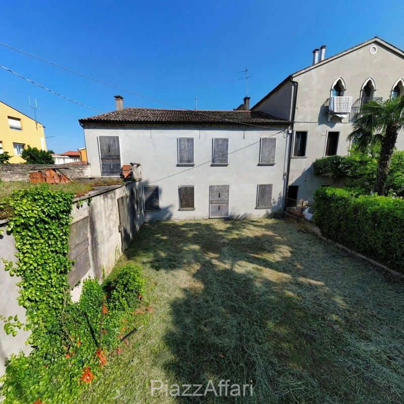 In pieno centro storico, in una delle vie più prestigiose della città e fuori dalla ZTL, fabbrica...