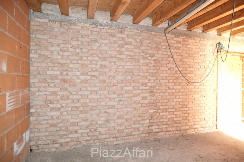 In pieno centro storico, in una delle vie più prestigiose della città e fuori dalla ZTL, fabbrica...