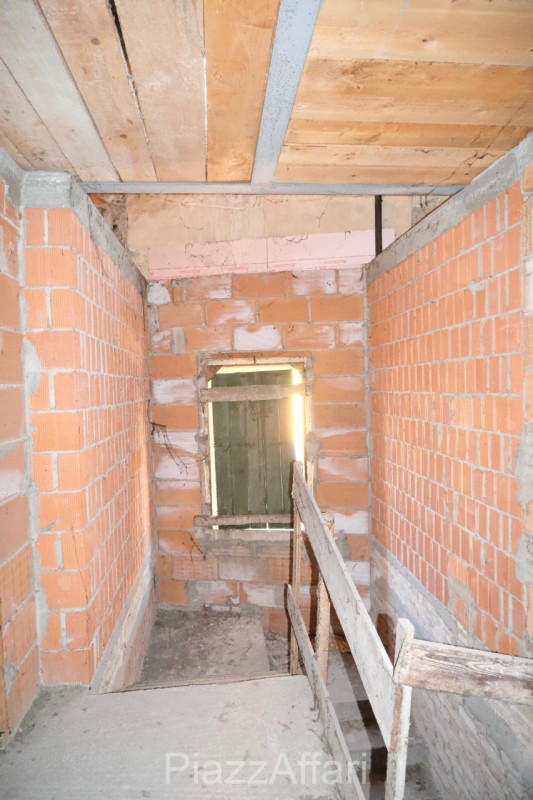 In pieno centro storico, in una delle vie più prestigiose della città e fuori dalla ZTL, fabbrica...