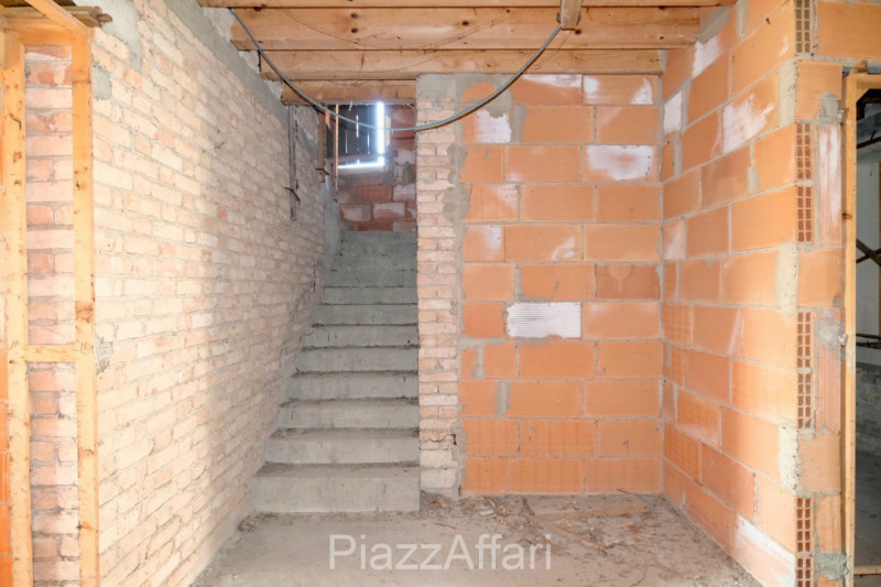 In pieno centro storico, in una delle vie più prestigiose della città e fuori dalla ZTL, fabbrica...