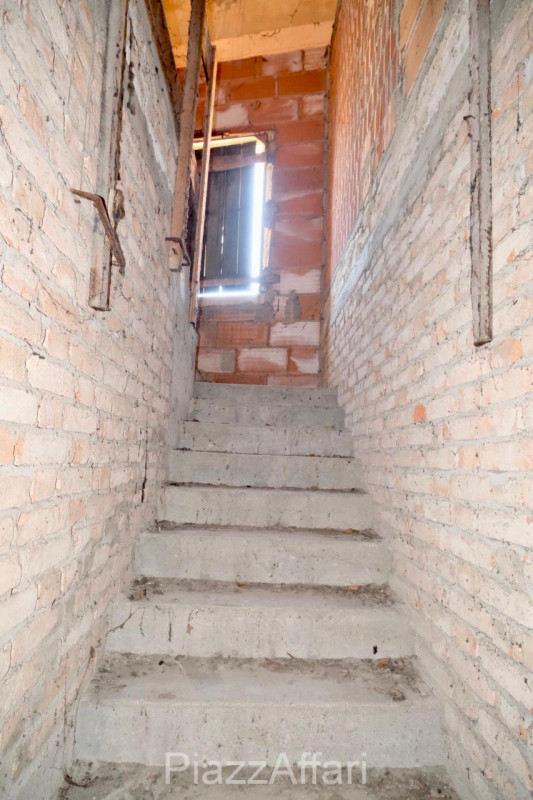 In pieno centro storico, in una delle vie più prestigiose della città e fuori dalla ZTL, fabbrica...