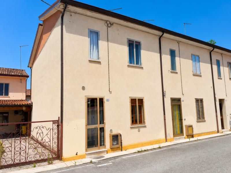 Nel quartiere Borgo Vicenza di Cittadella proponiamo in vendita una casa a schiera centrale edifi...