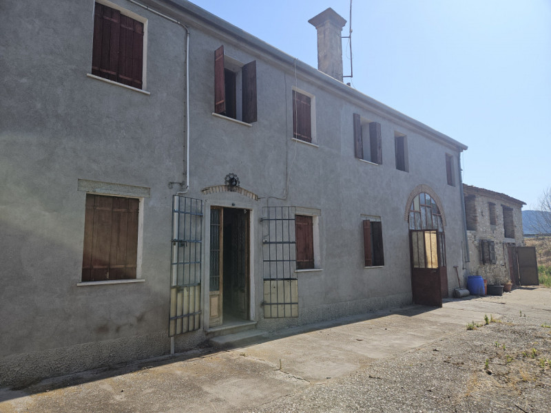 Esclusiva presso la nostra agenzia, proponiamo un affascinante rustico completamente indipendente...