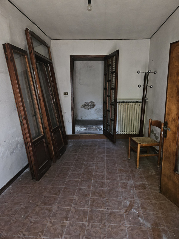 Esclusiva presso la nostra agenzia, proponiamo un affascinante rustico completamente indipendente...