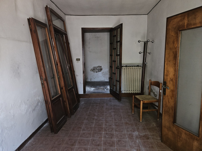 Esclusiva presso la nostra agenzia, proponiamo un affascinante rustico completamente indipendente...