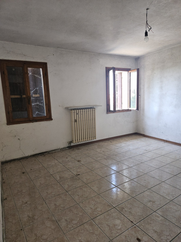 Esclusiva presso la nostra agenzia, proponiamo un affascinante rustico completamente indipendente...