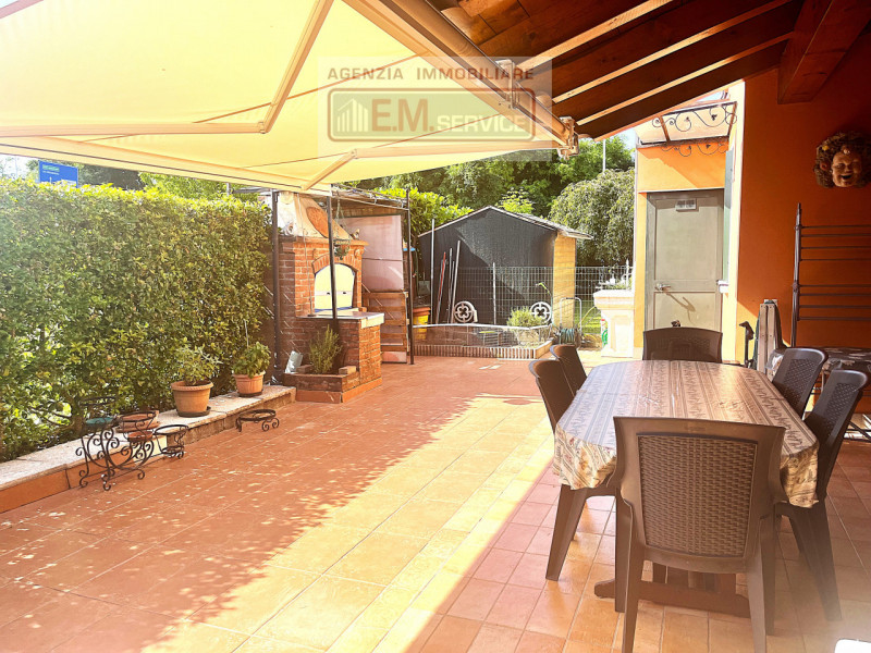 In tranquillo quartiere residenziale caratterizzato da strada chiusa e comodo a tutti i servizi d...