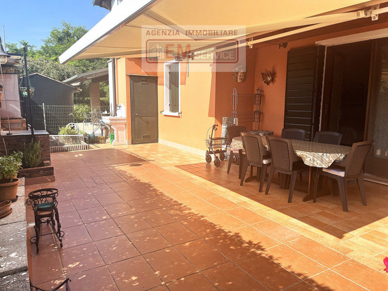 In tranquillo quartiere residenziale caratterizzato da strada chiusa e comodo a tutti i servizi d...