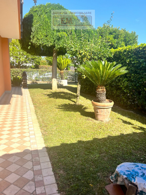 In tranquillo quartiere residenziale caratterizzato da strada chiusa e comodo a tutti i servizi d...