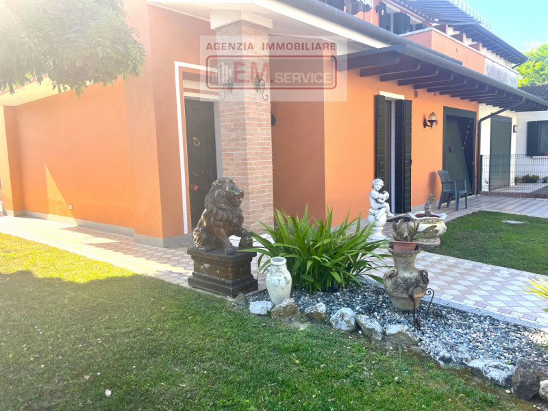 In tranquillo quartiere residenziale caratterizzato da strada chiusa e comodo a tutti i servizi d...