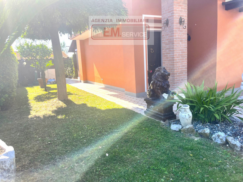 In tranquillo quartiere residenziale caratterizzato da strada chiusa e comodo a tutti i servizi d...