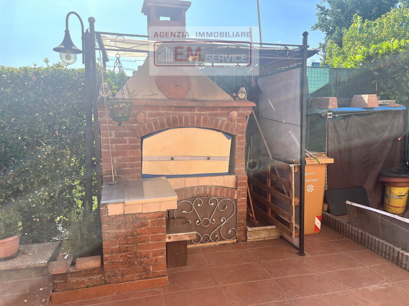 In tranquillo quartiere residenziale caratterizzato da strada chiusa e comodo a tutti i servizi d...