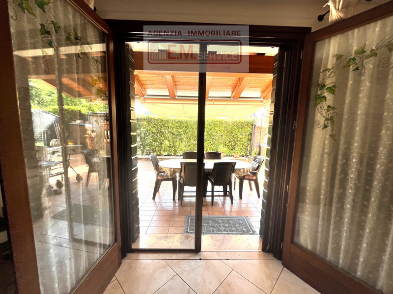 In tranquillo quartiere residenziale caratterizzato da strada chiusa e comodo a tutti i servizi d...