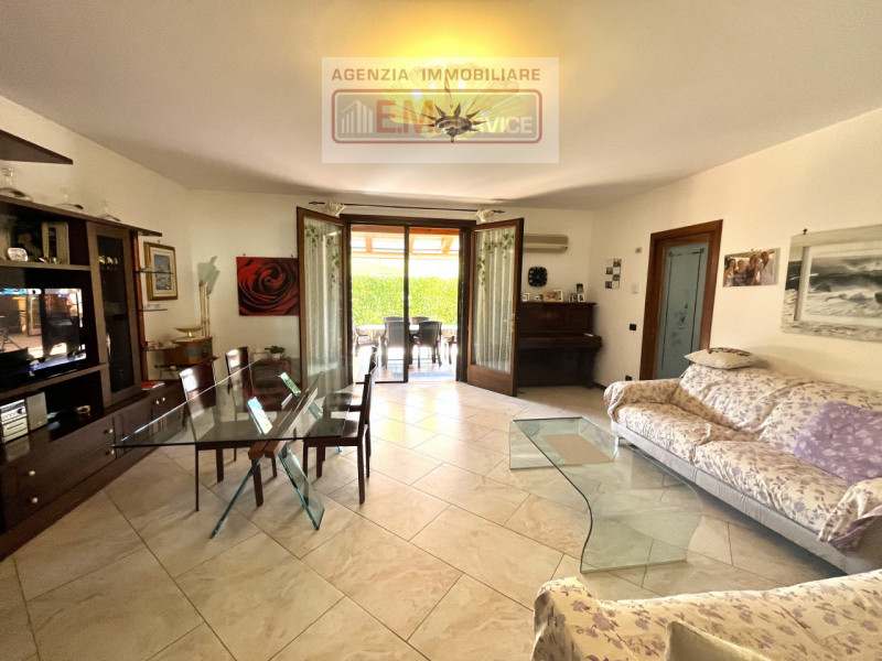 In tranquillo quartiere residenziale caratterizzato da strada chiusa e comodo a tutti i servizi d...